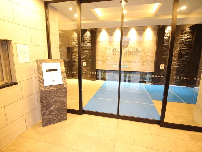 物件外観写真2　(エントランス部分)