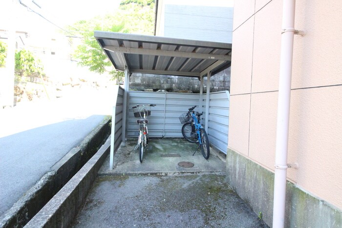 物件外観写真4　(駐輪場)