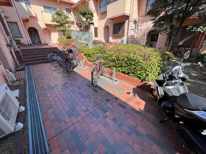 物件外観写真2　(駐輪場)