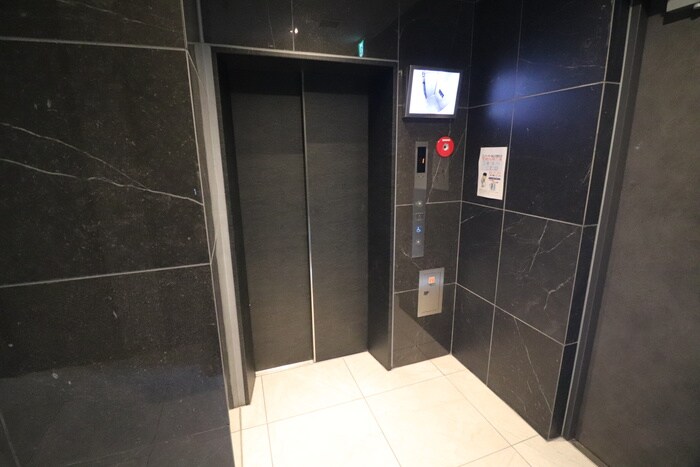 物件外観写真4　(エントランス部分)