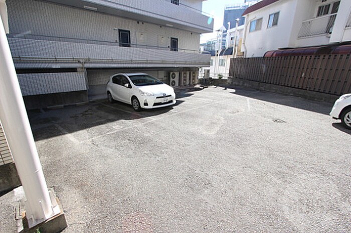 物件外観写真5　(駐車場)