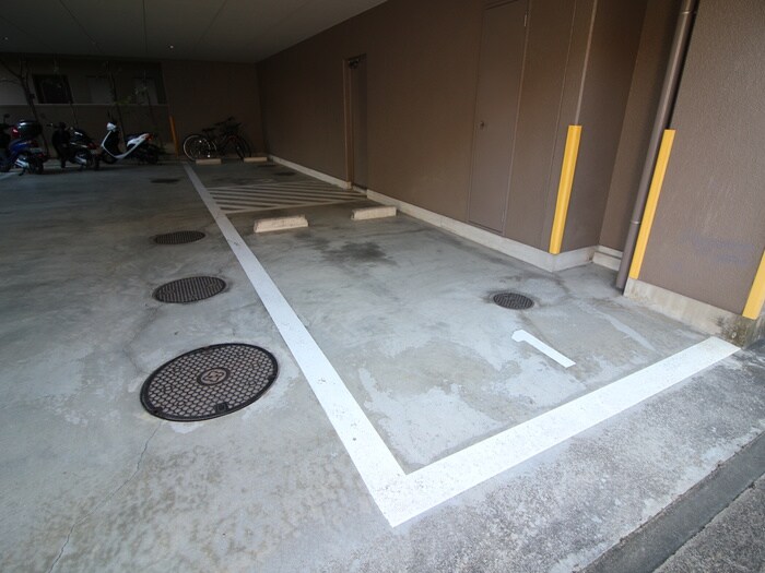 物件外観写真6　(駐車場)