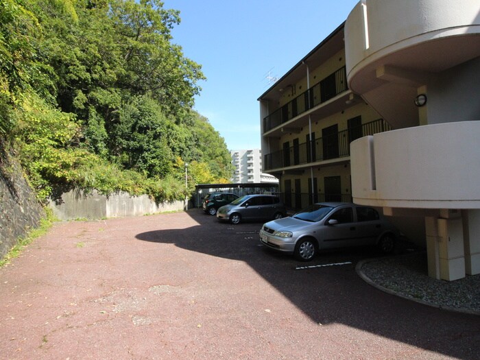 物件外観写真4　(駐車場)