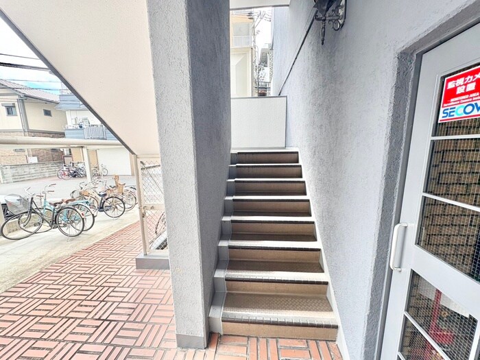 物件外観写真6　(エントランス部分)