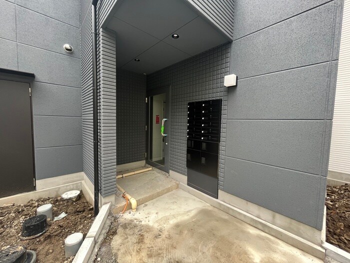 物件外観写真2　(エントランス部分)