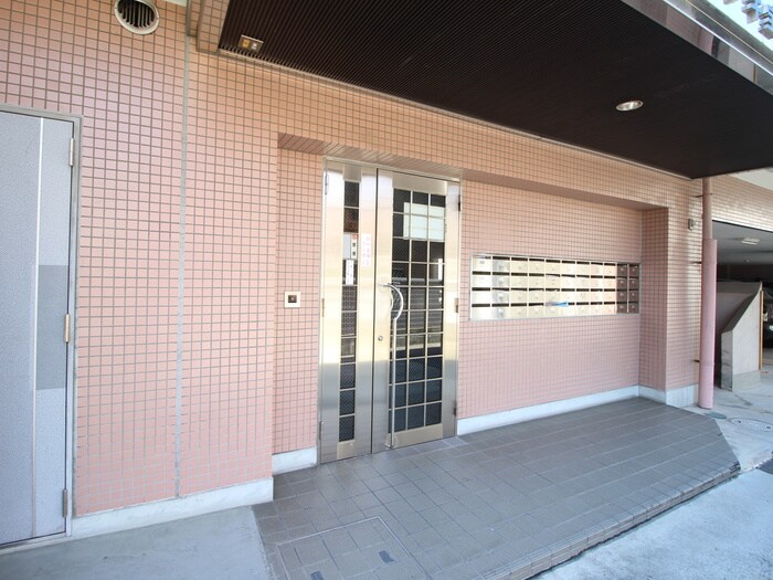 物件外観写真2　(エントランス部分)