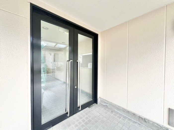 物件外観写真2　(エントランス部分)