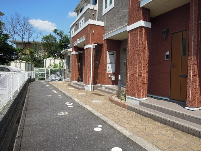 物件外観写真2　(エントランス部分)