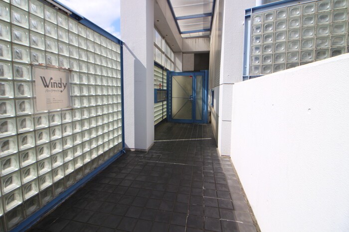 物件外観写真3　(エントランス部分)