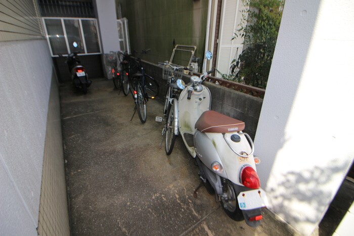 物件外観写真5　(駐輪場)