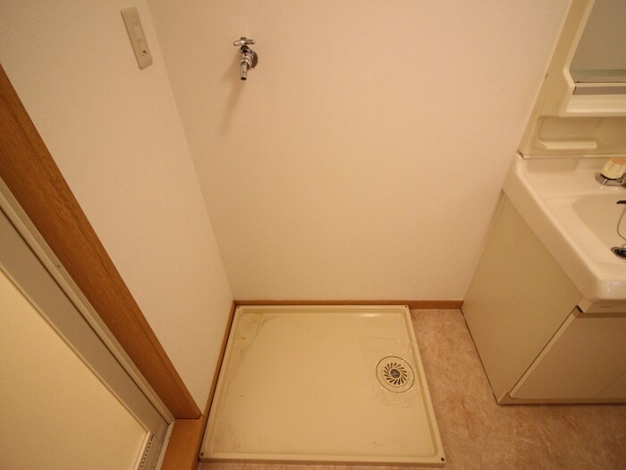 物件内観写真12　(洗濯機置場)