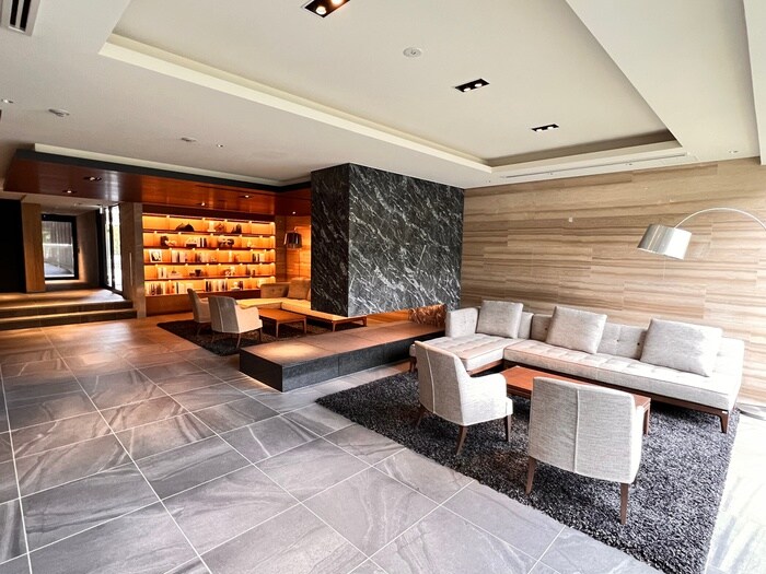 物件外観写真2　(エントランス部分)