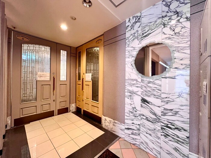 物件外観写真2　(エントランス部分)