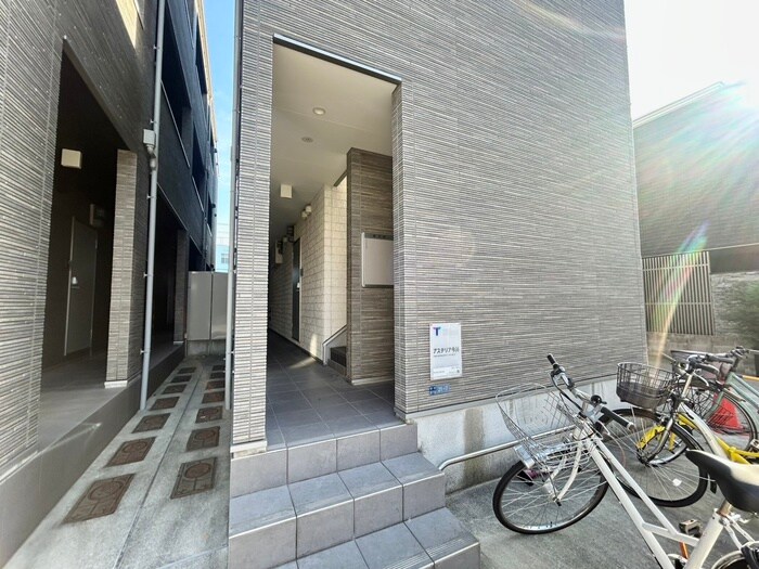 物件外観写真2　(エントランス部分)