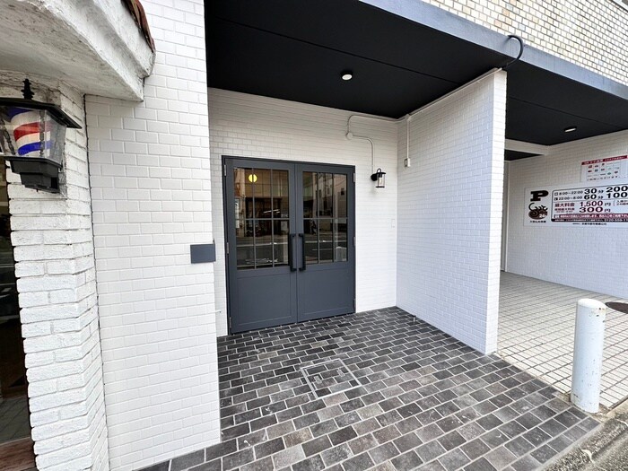 物件外観写真6　(エントランス部分)