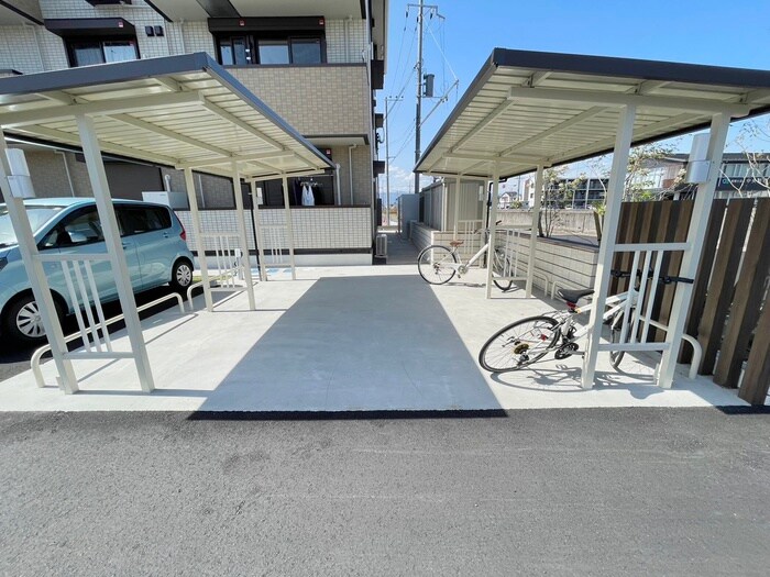 物件外観写真4　(駐輪場)