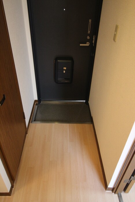 物件内観写真4　(玄関)
