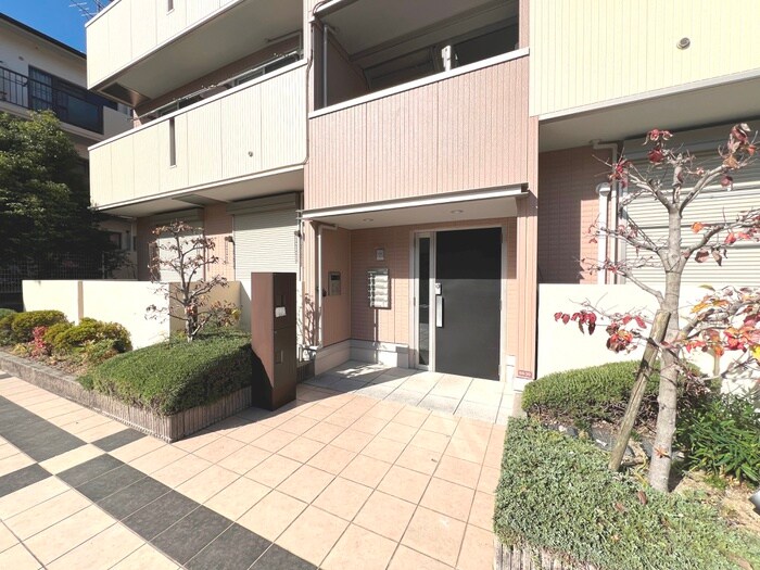 物件外観写真3　(エントランス部分)