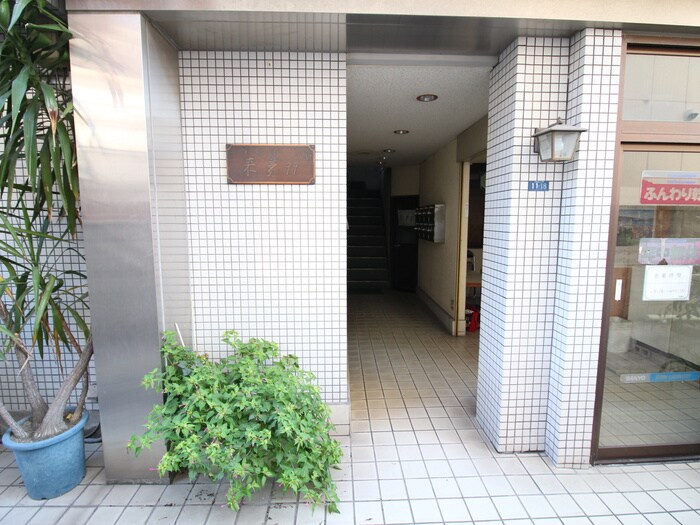 物件外観写真3　(エントランス部分)