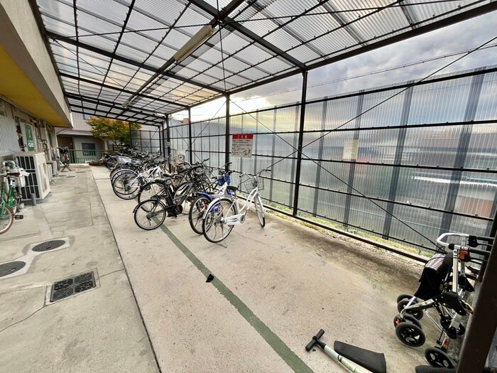 物件外観写真4　(駐輪場)