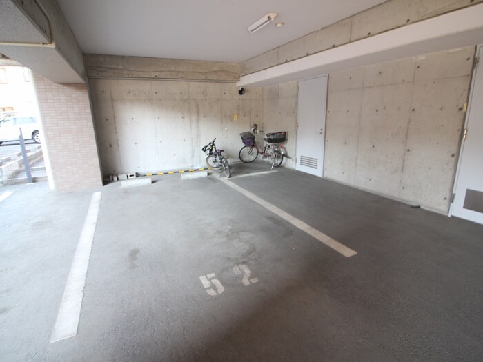 物件外観写真3　(駐車場)