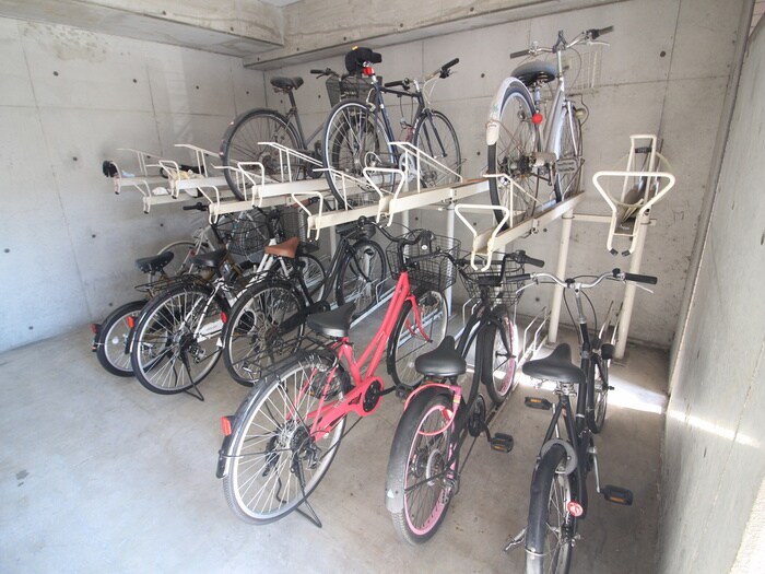 物件外観写真4　(駐輪場)