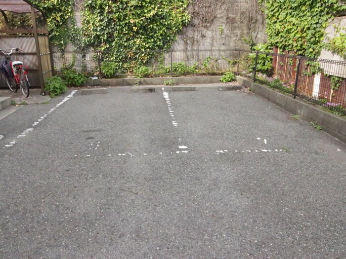 物件外観写真4　(駐車場)