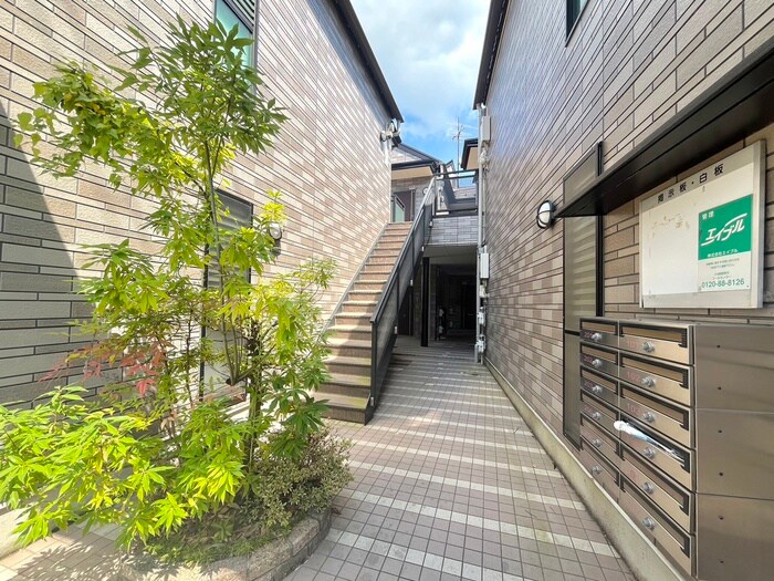 物件外観写真4　(エントランス部分)