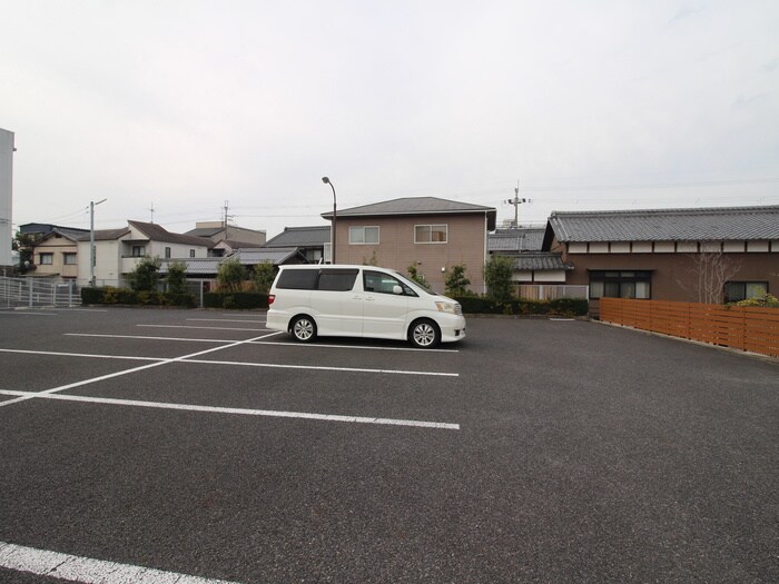 物件外観写真6　(駐車場)