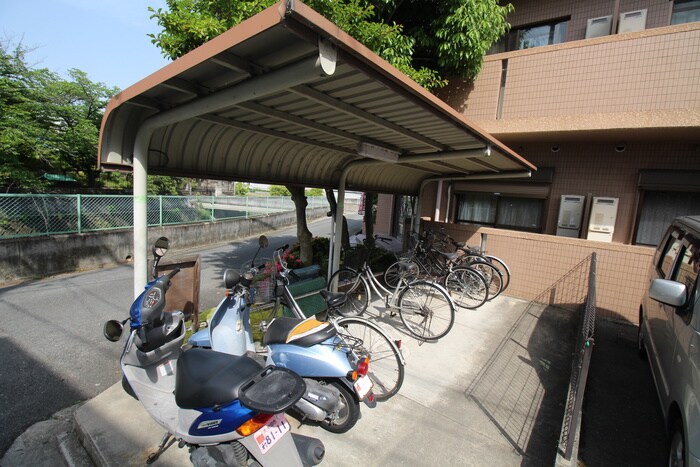 物件外観写真4　(駐輪場)