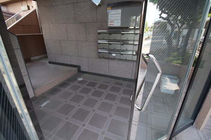 物件外観写真6　(エントランス部分)