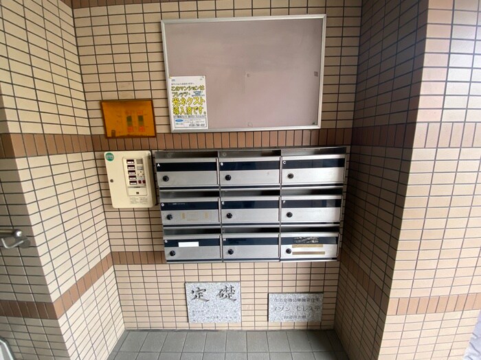 物件外観写真4　(エントランス部分)