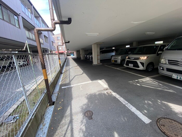 物件外観写真5　(駐車場)