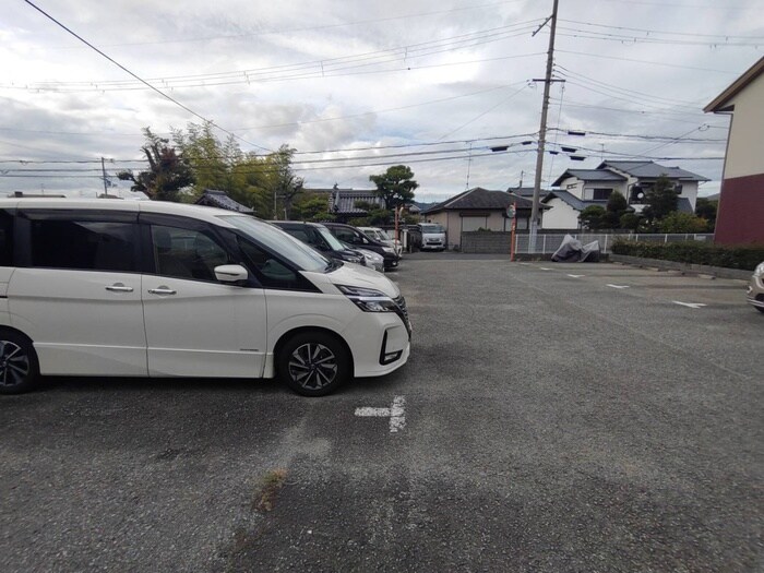 物件外観写真4　(駐車場)