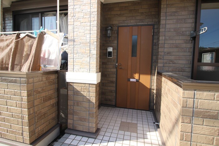 物件外観写真6　(エントランス部分)