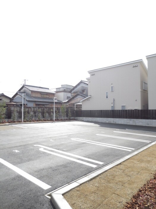 物件外観写真5　(駐車場)