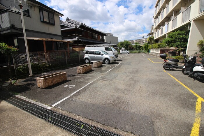 物件外観写真6　(駐車場)