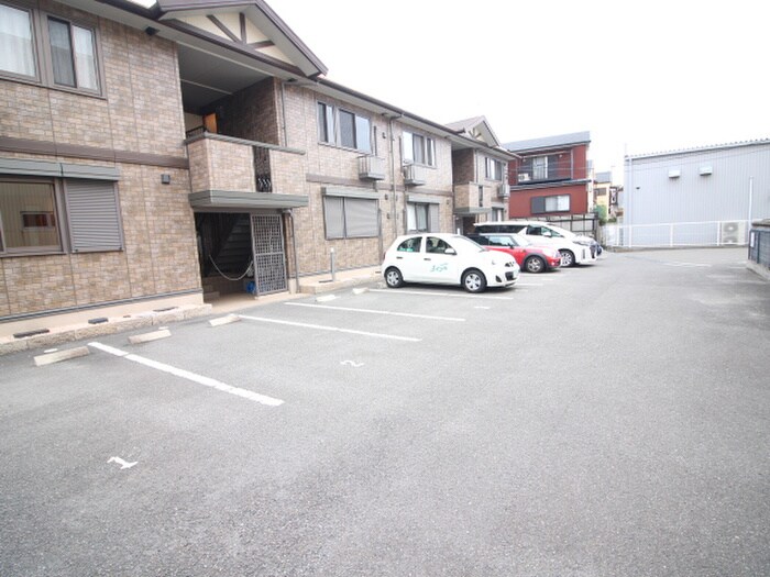 物件外観写真2　(駐車場)