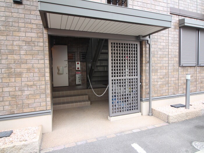 物件外観写真4　(エントランス部分)