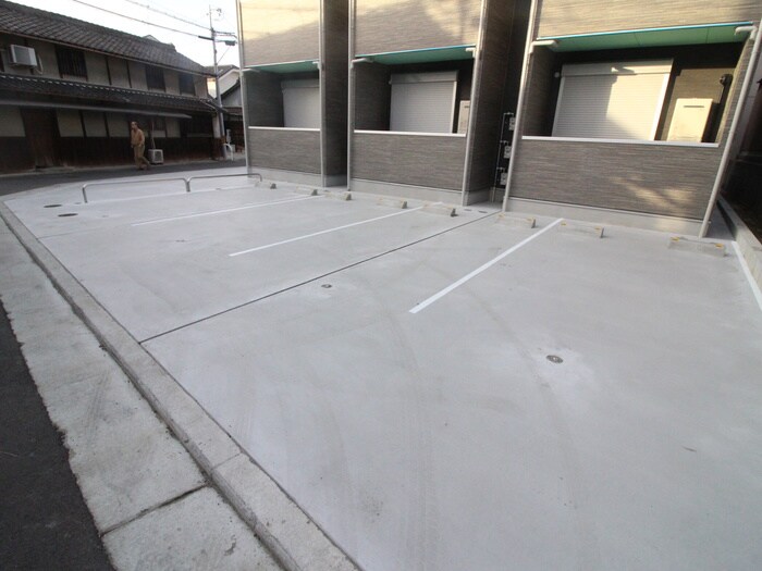 物件外観写真5　(駐車場)