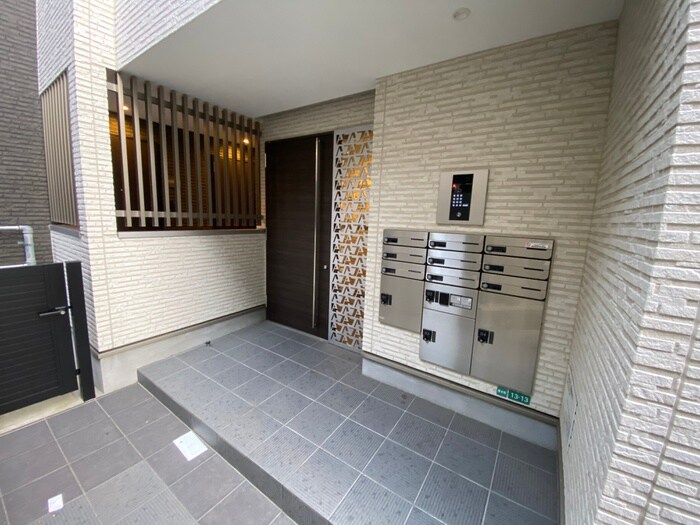 物件外観写真4　(エントランス部分)