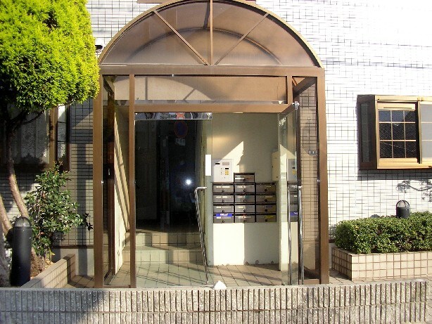 物件外観写真2　(エントランス部分)