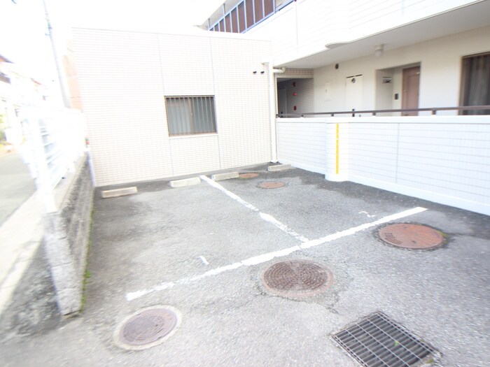 物件外観写真5　(駐車場)