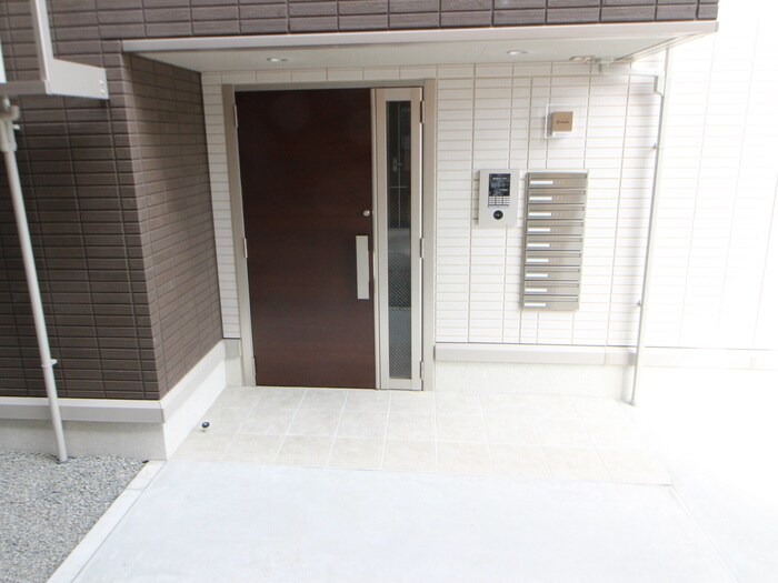 物件外観写真2　(エントランス部分)
