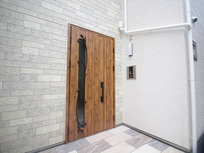 物件外観写真2　(エントランス部分)