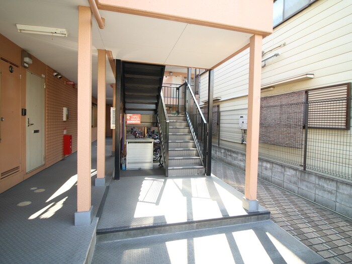 物件外観写真2　(エントランス部分)