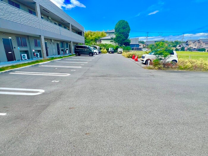 物件外観写真3　(駐車場)