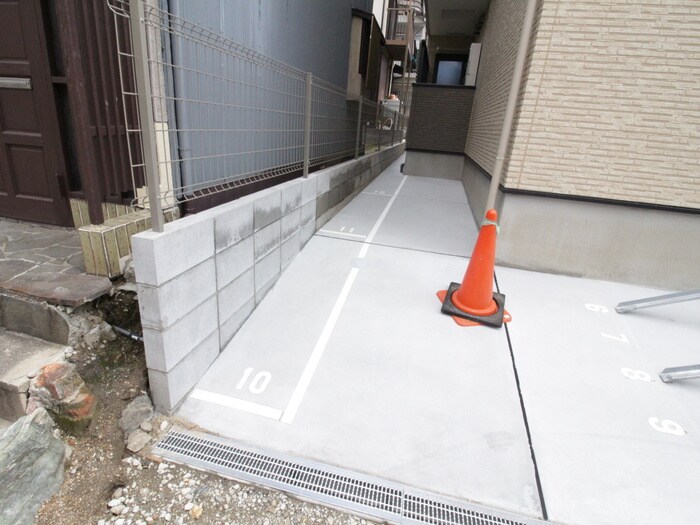 物件外観写真6　(バイク置き場)