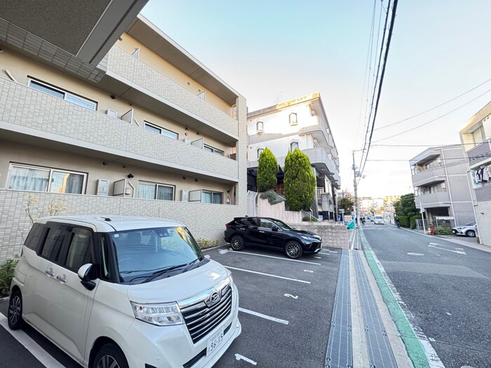 物件外観写真5　(駐車場)