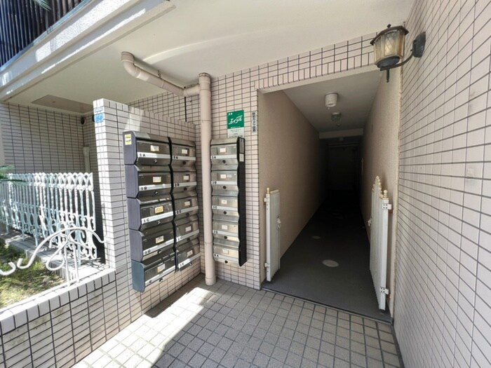 物件外観写真4　(エントランス部分)